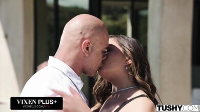 Rozmazlená manželka Scarlett Alexis si nechala pořádně vyplnit a roztáhnout svůj těsný zadeček