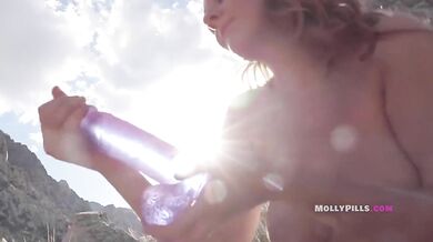 Molly Pills si užíva orgazmus počas turistiky v prírode