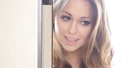 Riley Reid predvádza svoj neutíchajúci sexuálny apetít