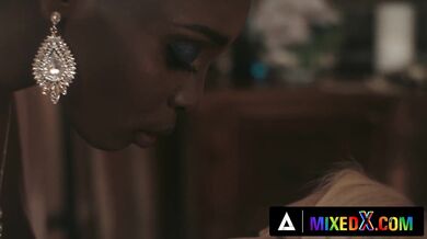 Interracial rozkoš so sexy ebony kráskou Zaawaadi a žhavou MILFkou Christinou Shine