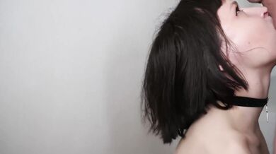 Krátkovlasé dievča čo presne vie ako osedlať penis