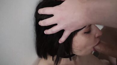 Krátkovlasé dievča čo presne vie ako osedlať penis