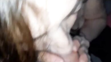 Moje žena v kleče kouří sousedovo péro přímo přede mnou