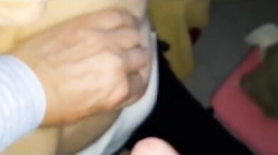 Moje žena v kleče kouří sousedovo péro přímo přede mnou