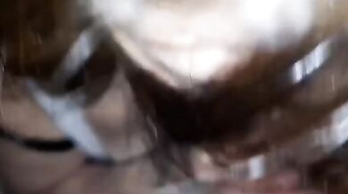 Moje žena v kleče kouří sousedovo péro přímo přede mnou