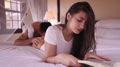 Priateľka dostala namiesto čítania sex a creampie