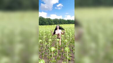 Huge bounce natural tits