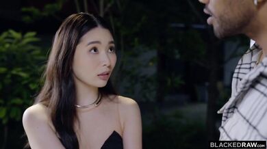 Aziatka Rikako Katayama si to rozdáva s obrím čiernym penisom v hoteli
