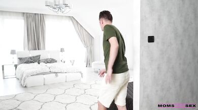Macecha Nelly Kent miluje môjho čuráka viac než svoju sexuálnu hračku