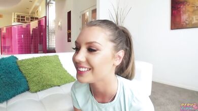Elena Koshka si užíva penis hlboko v kunde v celom videu