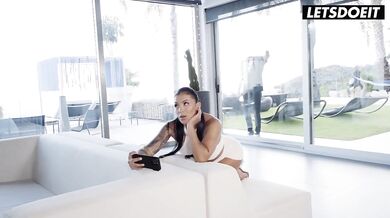 Dokonalá MILFka Mariana Martix má sex so susedom s veľkým penisom
