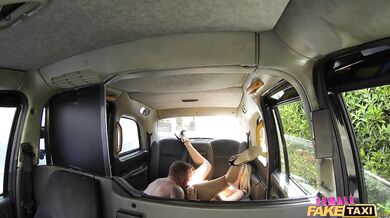 Vodička Fake Taxi namiesto peňazí vypýtala poriadnu nálož teplého semena
