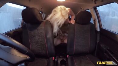 Vnadná blondínka Barbie Sins odhaľuje svoje obrie prsia