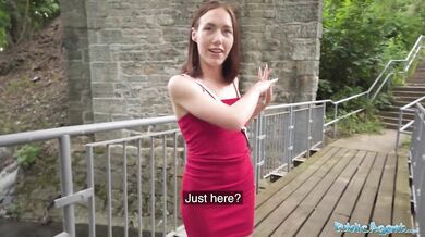 Štíhla Ruska a jej odvážne jebanie na verejnosti v POV