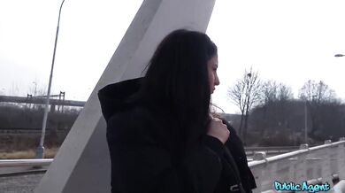 Nechal som jej mrdku vytekať priamo z kundy