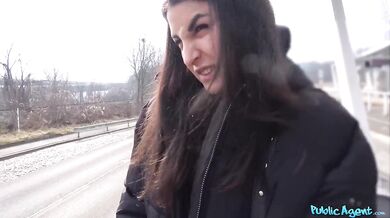 Nechal som jej mrdku vytekať priamo z kundy