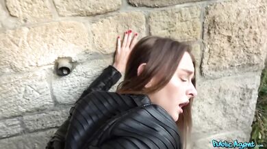 Z jej sladkého zadku mi okamžite stvrdol penis a dostal som chuť ju vyprcať