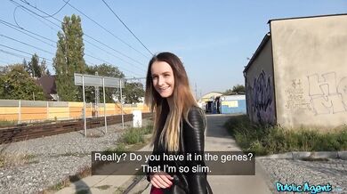 Z jej sladkého zadku mi okamžite stvrdol penis a dostal som chuť ju vyprcať