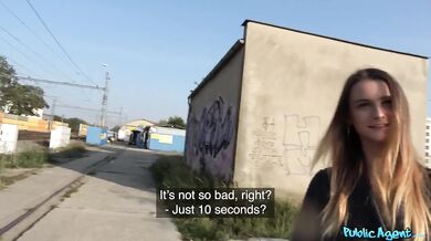 Z jej sladkého zadku mi okamžite stvrdol penis a dostal som chuť ju vyprcať