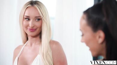 Nádherná blondínka Meagan Moore sa podelila o penis svojho chlapa so svojou úžasnou najlepšou kamoškou Sarah Illustrates