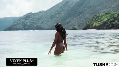 Krásna turistka Nicole Kitt si na dovolenke nechala poriadne naplniť svoju bezchybnú prdel