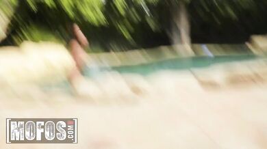 Dania Vega vyfajčila Charlesov penis v POV a potom dostala vonku naložené na psíka