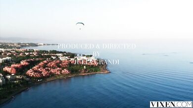 Nezbedná svůdnice Aria Lee dychtivě vykouřila kolegovo obří péro v domě svého šéfa