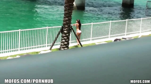 Newly single amateur model proves she knows how to fuck