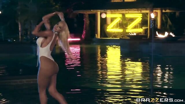 Alexis Fawx hosts a filthy sex orgy