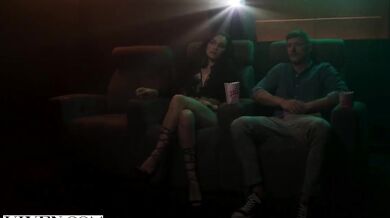 Nezbedná a nádherná Freya Parker vie, ako dostať svojho muža