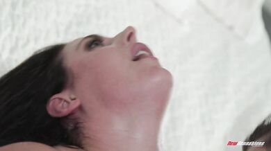 Prsatá šéfová Angela White drží svého kolegu pevně mezi nohama