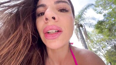 Drsný sex s neuvěřitelně prsatou PAWG kráskou Raissou Bellini