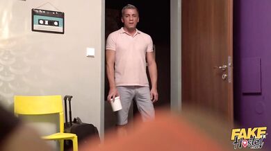 Aziatka v hosteli a jej drsné šukanie pred kamerou