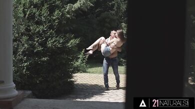 Velký pták Renato roztahuje panenskou prdelku Lilit Sweet v divočině