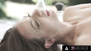 Velký pták Renato roztahuje panenskou prdelku Lilit Sweet v divočině