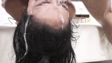 Sexy latinskoamerická MILFka si nechala poriadne vymastiť veľký zadok dvoma veľkými tvrdými čurákmi