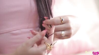 Dolly Paige dráždí v krátké sukni