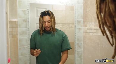 Prsatá černošská MILFka dostala obří výstřik, zatímco si nechala pořádně vymrdat svůj velký zadek