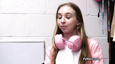 Teenka v růžovém byla svlečena a vymrdána sekuriťákem v obchoďáku