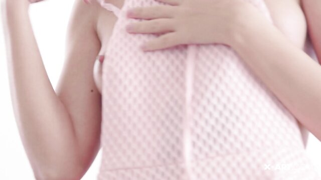 Masturbation mit perfekter rosa Muschi