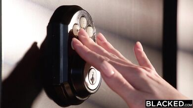 Těsná kunda Angie Faith si v prádle poradí s masivním BBC svého šéfa