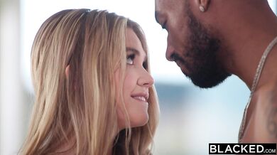 Těsná kunda Angie Faith si v prádle poradí s masivním BBC svého šéfa