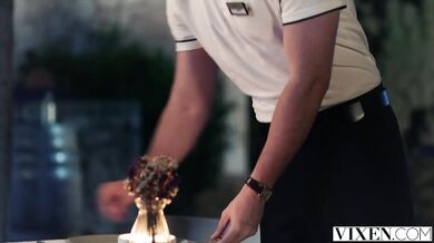 Kelly Collins a její přítel si užívají divokou jízdu v přírodě zakončenou intenzivním creampie