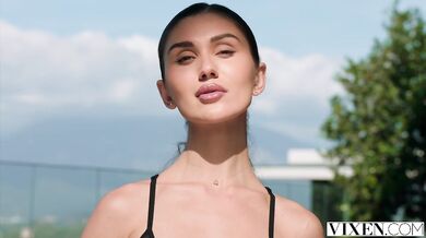 Jadilica a Dolly Orchid soupeří o jeho tvrdé péro v divoké trojce venku