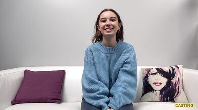 Amateur teen Uliana oils her naked body