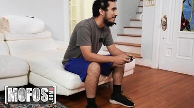 Quinn Waters Is Shocked By Her Son’s Friend’s Size And Satisfy Her Curiosity