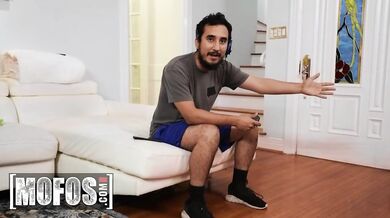 Quinn Waters Is Shocked By Her Son’s Friend’s Size And Satisfy Her Curiosity