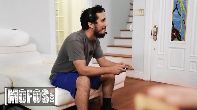 Quinn Waters Is Shocked By Her Son’s Friend’s Size And Satisfy Her Curiosity