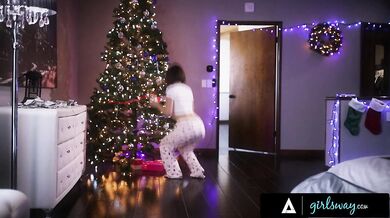 Nice Girl Jenna Sativa Catches Sexy Santa Lexi Belle And Gets Wet Pussy For Christmas