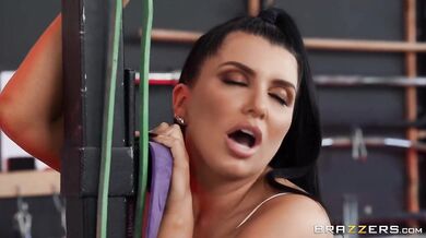 Fitness girl Romi Rain gets fucked in the gym
